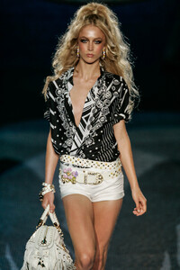 689271520_Versace2006Menswear5.thumb.jpg.8463364b11d43f6de05fb9a9e9edaa58.jpg