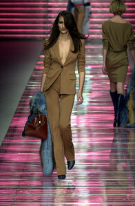 695701259_Versace2001WomenRTW36.thumb.jpg.d427e144f8cf0626538dce515214ffbc.jpg