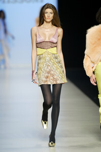 70103565_Missoni2003WomenRTW106.thumb.jpg.2251472f0fc250221322659af4088add.jpg