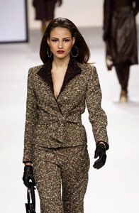 711291634_Valentino2000WomenRTW9.thumb.jpg.9e3ceb557481d2205b38482cb666320a.jpg