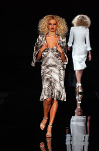 723939692_Valentino2004HauteCouture16.thumb.jpg.855ded16702b1d055599256a0ff8d524.jpg