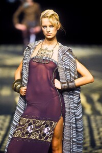 725939415_EmanuelUngaro2001HauteCouture56.thumb.jpg.ffddb40e6592a1869e6367bcaa76cbfc.jpg