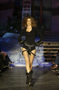 727922148_Dsquared22004WomenRTW4.thumb.jpg.b8e5a832fb0446181d2cdb5a71739f20.jpg