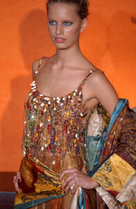 733561086_EmanuelUngaro2002HauteCouture55.thumb.jpg.009450d5fd8df047adac10ae85d670ae.jpg