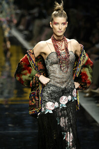 73542602_EmanuelUngaro2002HauteCouture77.thumb.jpg.ecd639f22e51f91da576cf27be578266.jpg