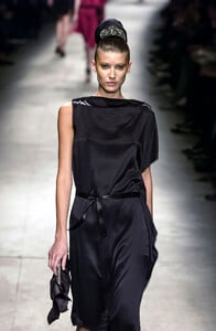 773597010_Lanvin2003WomenRTW144.thumb.jpg.475148bc34b06ffcd11dd7434bf47368.jpg