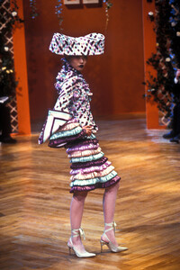 782353796_Givenchy1999HauteCouture52.thumb.jpg.bb0c55fc057983a17437b1b11bb3732a.jpg