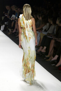 783206001_CarolinaHerrera2003WomenRTW95.thumb.jpg.d4076a4013ec2af20071c520cf60af55.jpg