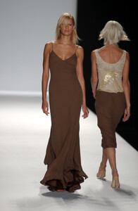 79685103_CarolinaHerrera2002WomenRTW46.thumb.jpg.87a0f9b0cba11975dc8b2106398a5fc0.jpg