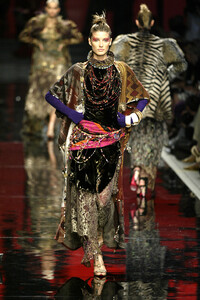 808669419_EmanuelUngaro2002HauteCouture162.thumb.jpg.1f13fec7fc996223d90bd700e458f444.jpg