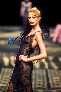 810661410_EmanuelUngaro2001HauteCouture20.thumb.jpg.22f33c3ddebcaba6d487634f3ef171c6.jpg