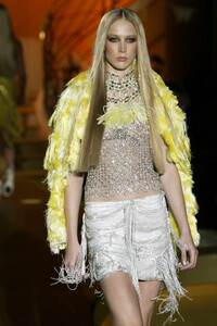 810876864_GianniVersace2004HauteCouture57.thumb.jpg.68cbb5bf58b1ca7b7c19606fa717b961.jpg