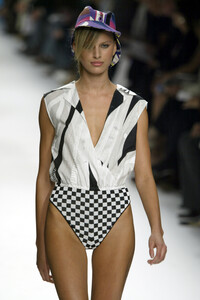 819394896_EmilioPucci2003WomenRTW37.thumb.jpg.d88e36fd71b2aeee89c68d30d117cddc.jpg