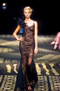 822365126_EmanuelUngaro2001HauteCouture19.thumb.jpg.39daaa0f5efa1cac8e221d349b559958.jpg