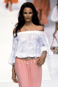 82784617_Valentino1999WomenRTW107.thumb.jpg.9774ca53727855bd8bc149df58503ad2.jpg