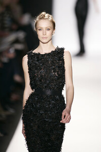 872497795_OscardelaRenta2005WomenRTW18.thumb.jpg.23e05ea44401d6614459a1f44f6aab92.jpg