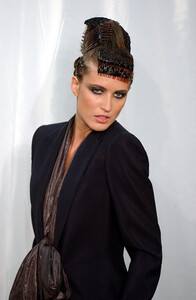 889413980_JeanPaulGaultier2004HauteCouture58.thumb.jpg.155ca86abeb291cda50593fc8c200d44.jpg