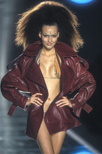 894106616_ChristianDior2002WomenRTW51.thumb.jpg.4caa07b410554a02802dbbac2ff4263c.jpg