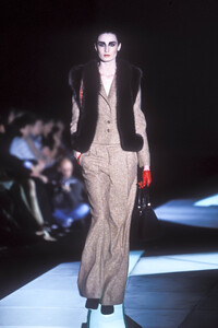 895805598_Valentino2001WomenRTW141.thumb.jpg.14f7db0533433a4ac55220f492b042d9.jpg