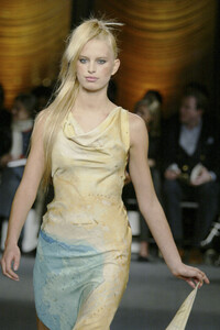 922713936_ZacPosen2003WomenRTW23.thumb.jpg.30fca1ec593721ab2a238dd0eec6916e.jpg