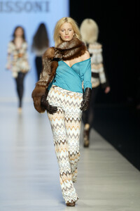9367035_Missoni2003WomenRTW15.thumb.jpg.c50dda1b2998dd6a20a7f820525b8b71.jpg