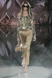 943120908_Versace2006WomenRTW7.thumb.jpg.e2ecd1811af52ebe8109996d2f243154.jpg