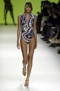 953174756_EmilioPucci2003WomenRTW7.thumb.jpg.8c4dc5e3342c681b4feeeb13c5038143.jpg