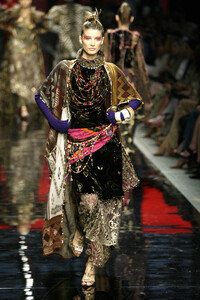 959167641_EmanuelUngaro2002HauteCouture163.thumb.jpg.9656eafb10983acffa19876fd5eee83a.jpg