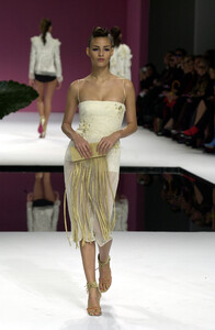 959522869_EmanuelUngaro2001WomenRTW36.thumb.jpg.ff9f68e29c25b563196f9b1ebe2fbdd7.jpg