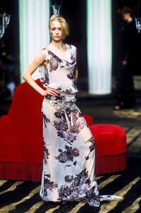 960083393_EmanuelUngaro2001HauteCouture30.thumb.jpg.445a704229e48a7d25b7f4a133421555.jpg