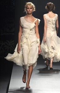 965480251_AlbertaFerretti2002WomenRTW59.thumb.jpg.1e9f62848848feae14d465c877798840.jpg