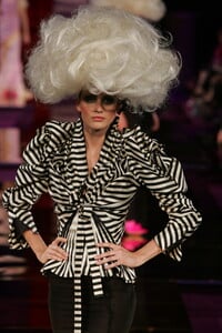967743247_ChristianLacroix2004HauteCouture199.thumb.jpg.2fdacfd0fbce8a65e6d97ea0a3a76e22.jpg