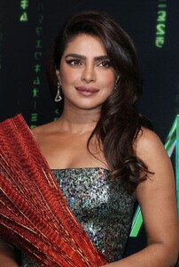 969456649_priyankachoprainstraplessgownatthematrixresurrectionssanfranciscopremiere5.thumb.jpg.5bc55440794f7dbd648c90bc72f59c03.jpg