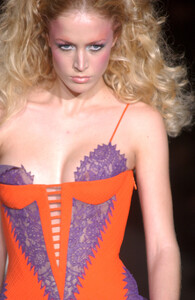 981998540_GianniVersace2002HauteCouture1.thumb.jpg.2fc829d882d51ce692c31b57b75e5b65.jpg