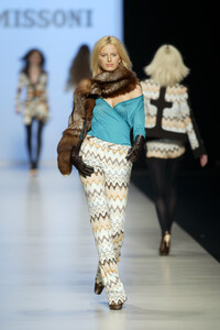 989242458_Missoni2003WomenRTW14.thumb.jpg.2bdeab394ca2a366c3663ea67806ae49.jpg