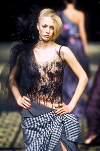 989327435_EmanuelUngaro2001HauteCouture51.thumb.jpg.cedb05e947ea7c0b41246dc39b638a7c.jpg