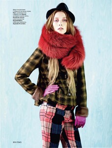 Alana_Zimmer_by_Ben_Toms_(Moscow_Laughs_-_Vogue_Russia_August_2011)_10.thumb.jpg.d098ddcd1fb19be80b4f582c786949a6.jpg