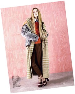 Alana_Zimmer_by_Ben_Toms_(Moscow_Laughs_-_Vogue_Russia_August_2011)_11.thumb.jpg.09512d846e6700329db0ee5ca47a18be.jpg