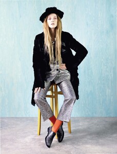 Alana_Zimmer_by_Ben_Toms_(Moscow_Laughs_-_Vogue_Russia_August_2011)_6.thumb.jpg.94651dcf847f7f226606001d9341cc38.jpg