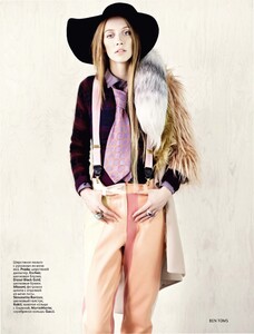 Alana_Zimmer_by_Ben_Toms_(Moscow_Laughs_-_Vogue_Russia_August_2011)_7.thumb.jpg.885eb98a64944195aed6560aa0e30c8e.jpg