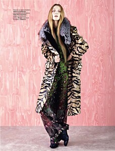 Alana_Zimmer_by_Ben_Toms_(Moscow_Laughs_-_Vogue_Russia_August_2011)_8.thumb.jpg.a09862351c527d88d59a01fbfdfbafa9.jpg