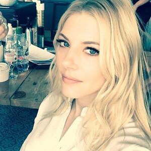 Katheryn-Winnick-Cleavage-Pics.jpg