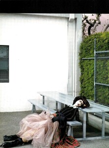 Meisel_Vogue_Italia_April_2006_13.thumb.jpg.634fc9f0a2018cd4a14bc53172ab7be1.jpg