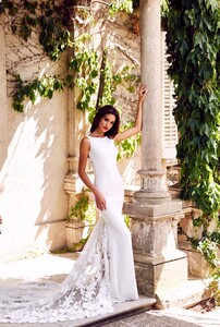 PRONOVIAS_RRSS_EVELYN_005-RUA_1771_LOWRES_sRBG-1440x2130.jpg