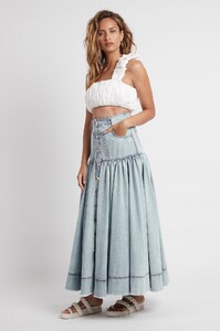 S120-21RE4031_BelmondButtonDenimTieredMidiSkirt_BlueWash-21748-Aje-1666.jpeg