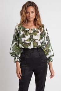 S130-21RE1268_OasisOliveLeafLeCorsaireButtonBlouse_OliveLeaf-21748-Aje-0296_frontshot.jpeg