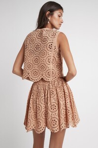 S25-21RE1244_Salita_Broderie_Shell_Top_Bleach_Coast_Beige-21877-Aje-1434.jpeg