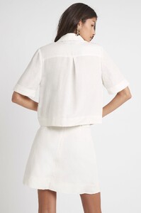 S27-21RE1378_Arnaz_Cropped_Linen_Logo_Shirt_Ivory-21877-Aje-0395.jpeg