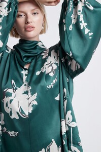 S34-21AW1005_Efflorescent_Blouse_Desert_Bloom-21219-Aje-1741.jpeg