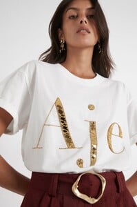 S55-21RE1297_Mirage_Logo_Tee_White-Gold-21877-Aje-0460_detailshot.jpeg